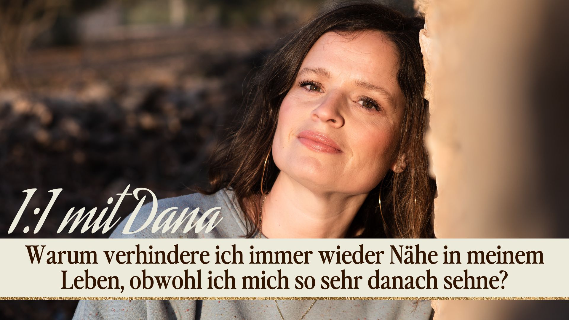 Podcastcover Folge 403: Warum verhindere ich immer wieder Nähe in meinem Leben, obwohl ich mich so sehr danach sehne?, Dana Close-Up Gesicht von Sonnenaufgangs-Sonne erhellt