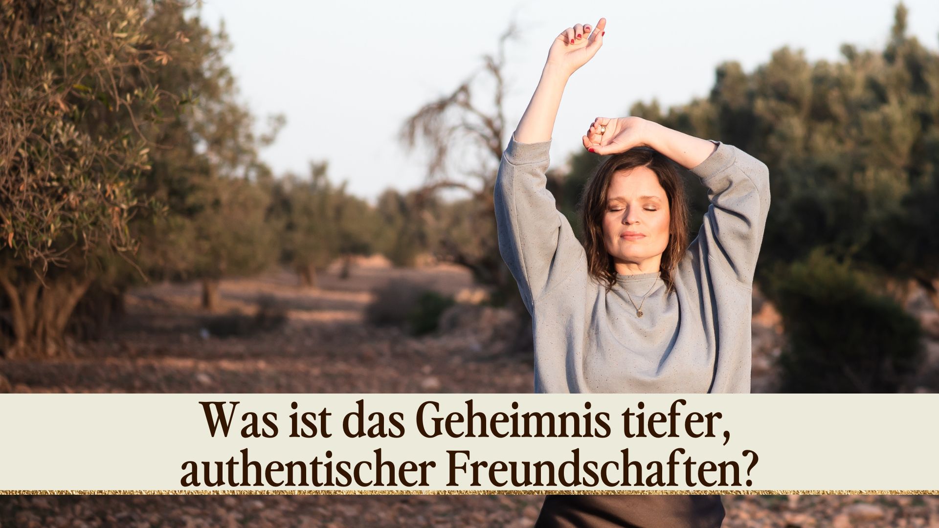 Podcastcover Folge 407: Was ist das Geheimnis tiefer, authentischer Freundschaften?, Dana auf Olivenhain im blau-grauen Pullover, Augen geschlossen, genussvoller Gesichtsausdruck