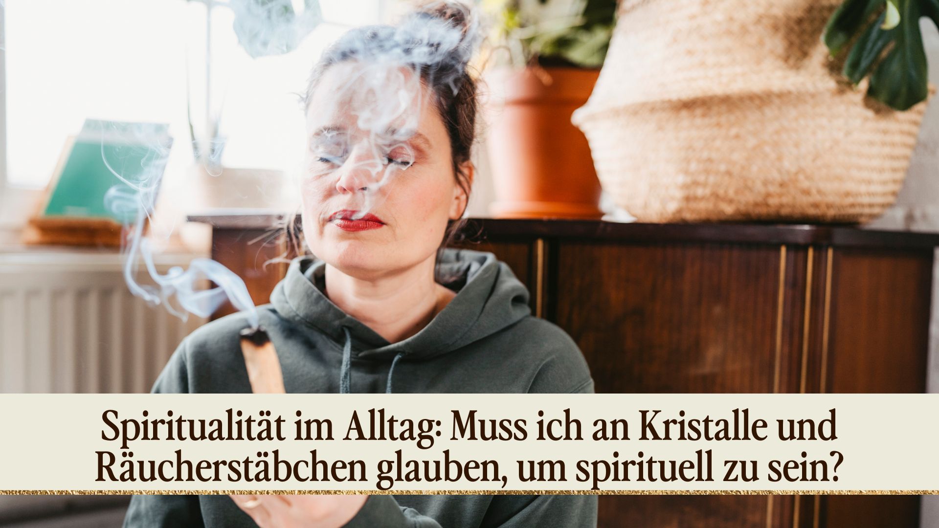 Podcastcover Folge 409: Spiritualität im Alltag: Muss ich an Kristalle und Räucherstäbchen glauben, um spirituell zu sein?, Dana mit Palo Santo in der Hand beim Räuchern im grünen Hoodie