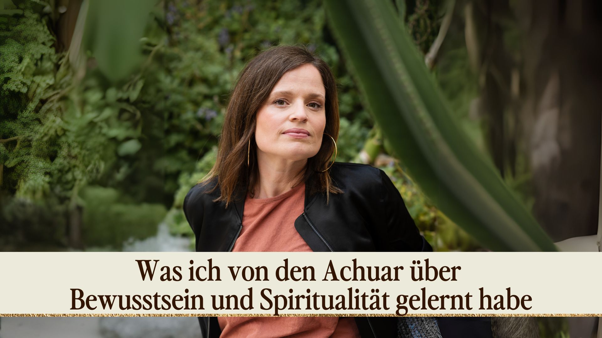 Podcastcover Folge 411: Was ich von den Achuar über Bewusstsein und Spiritualität gelernt habe, Dana vor Dschungel