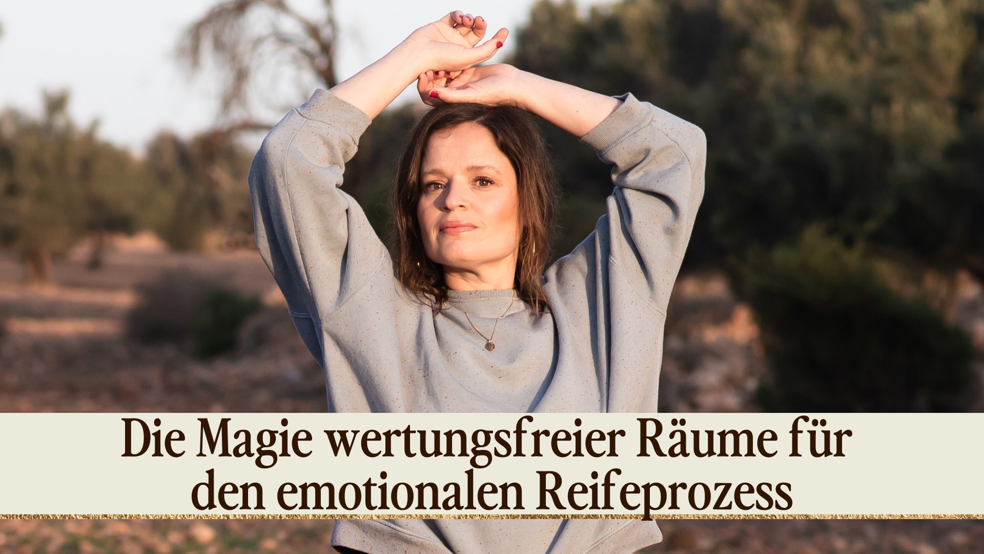 Podcastcover Folge 412: Die Magie wertungsfreier Räume für den emotionalen Reifeprozess, Close-Up von Dana auf Olivenhain im blau-grauen Pullover, Augen geschlossen, genussvoller Gesichtsausdruck